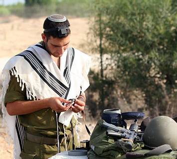 Israeli soldier praying toward Yerushalayim